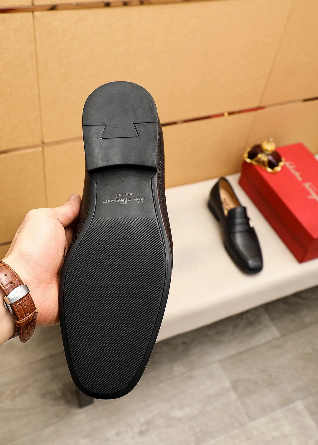 Men's shoes 💰480 💐 Product trademark: Ferragamo "Ferragamo" casual leather shoes Regular size: 38-44 (45🉑️customized) Product materials: Selected imported first-layer pebbled cowhide leather upper + luxury hardware buckle, imported water-dyed cow leather lining. Strong three-dimensional visual effect, original rubber outsole Color: 3⃣️seed leather materials available